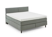Boxspringbett BX 180/200 in grauem Stoffbezug, seitliche Perspektive