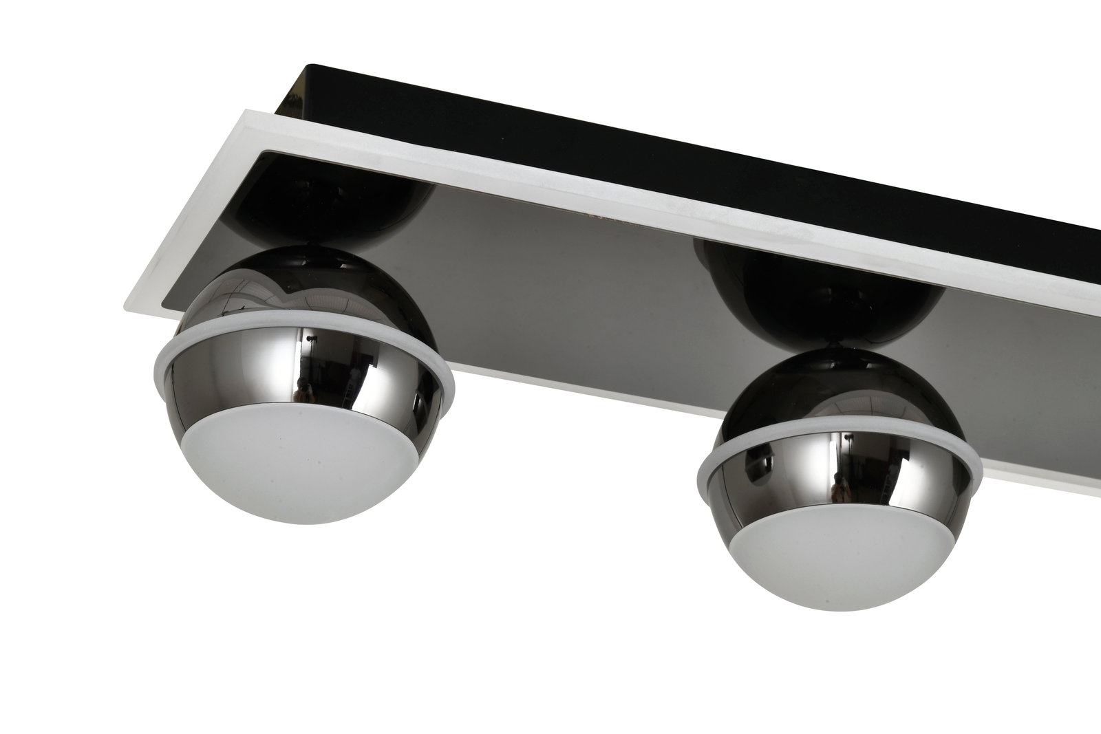 Moderne LED-hanglamp met twee bolvormige, verchroomde lampenkappen, gezien van onderaf.