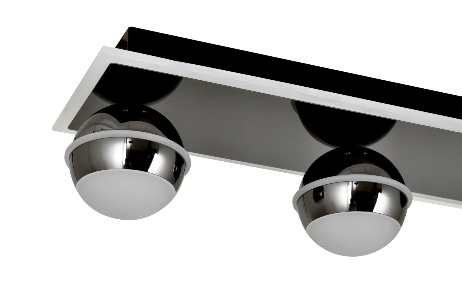 Moderne LED-hanglamp met twee bolvormige, verchroomde lampenkappen, gezien van onderaf.