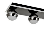 Moderne LED-hanglamp met twee bolvormige, verchroomde lampenkappen, gezien van onderaf.
