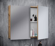 Moderner Badezimmerschrank mit Spiegeltüren und Holzrahmen, eine Tür geöffnet mit sichtbaren Ablagefächern und Pflegeprodukten; Perspektive: frontale Ansicht in leichter Schrägansicht von rechts.