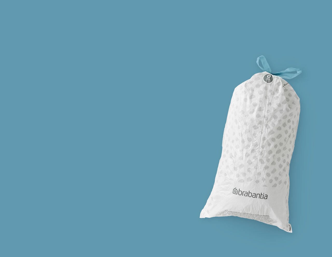 Müllbeutel von oben fotografiert, mit einem blauen Verschlussband und dem Logo 'Brabantia' auf der Vorderseite.