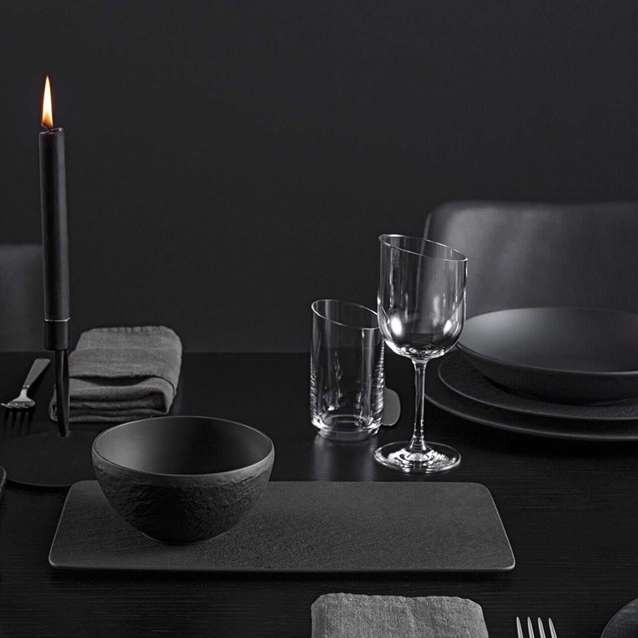 Villeroy & Boch Dipschälchen MANUFACTURE ROCK Elegante schwarze Dipschale aus der Manufacture-Serie, 60ml, auf einem stilvoll gedeckten Tisch mit Kerzenlicht, seitliche Perspektive.