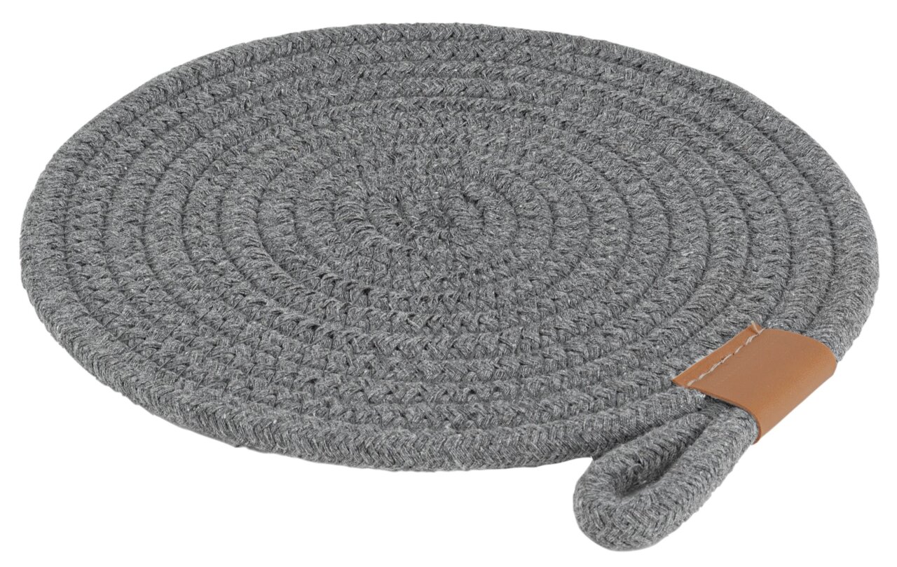 Runder, anthrazitfarbener Topfuntersetzer aus geflochtenem Material mit Lederdetail, seitliche Perspektive