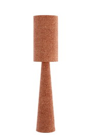 Hoge slanke vloerlamp met taps toelopende voet en cilindervormige kap, volledig bekleed met roestbruine gemêleerde stof, recht van voren afgebeeld op een witte achtergrond