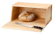Brotkasten aus Gummibaumholz mit einem Laib Brot und einem Brotmesser, von vorne betrachtet.