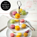 Dreistufige weiße Etagere mit bunten Macarons, seitliche Perspektive
