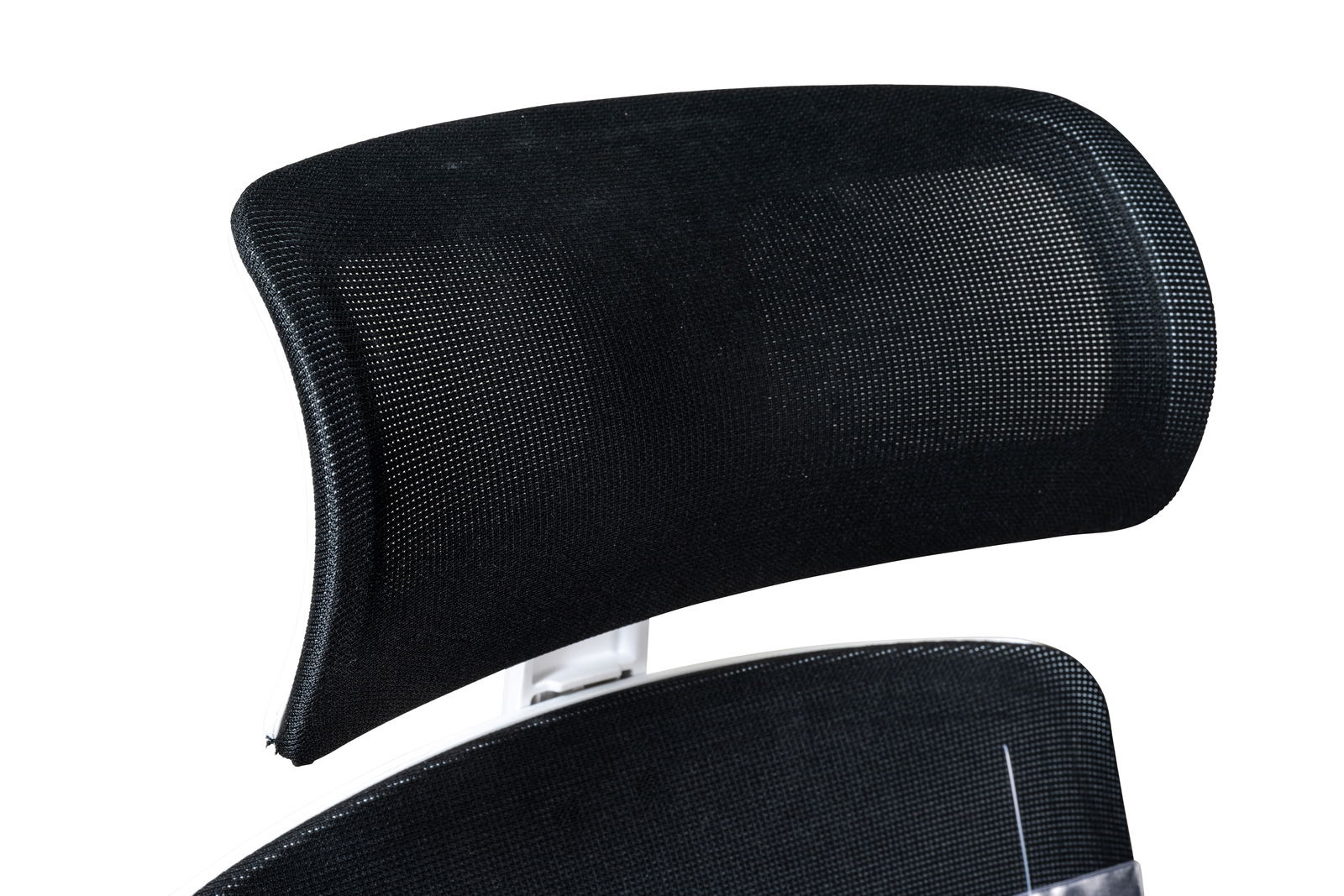 Nahaufnahme der Rückenlehne eines schwarzen Drehstuhls mit Netzstoff, seitliche Perspektive