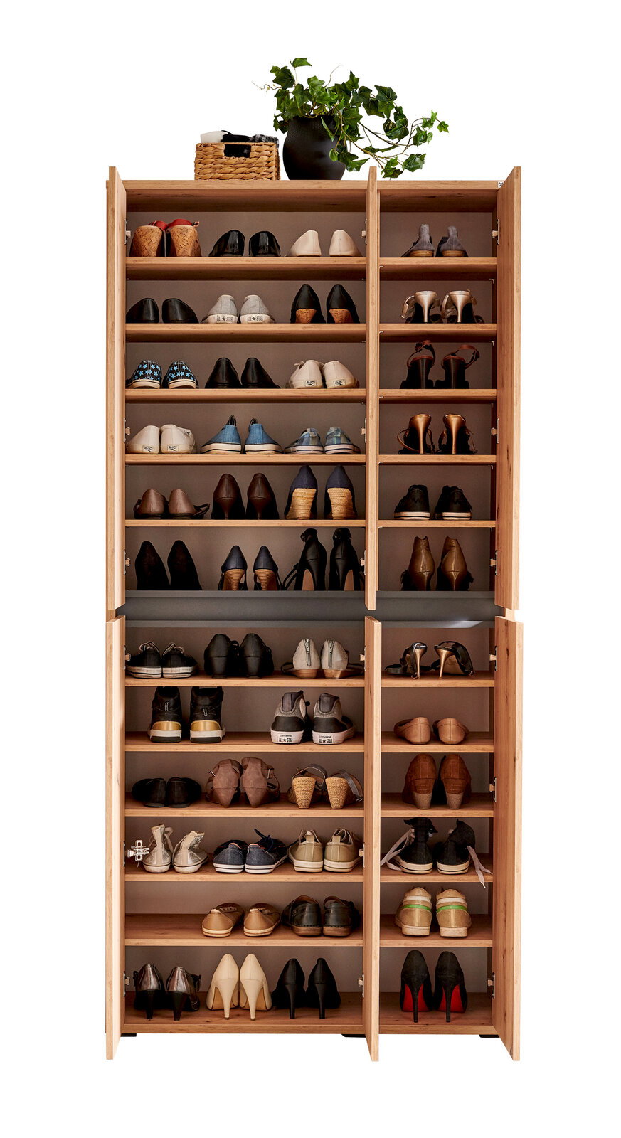 Vorderansicht eines XXL-Schuhschranks mit offenen Türen, gefüllt mit verschiedenen Schuhen und dekoriert mit einem Pflanzenarrangement oben.