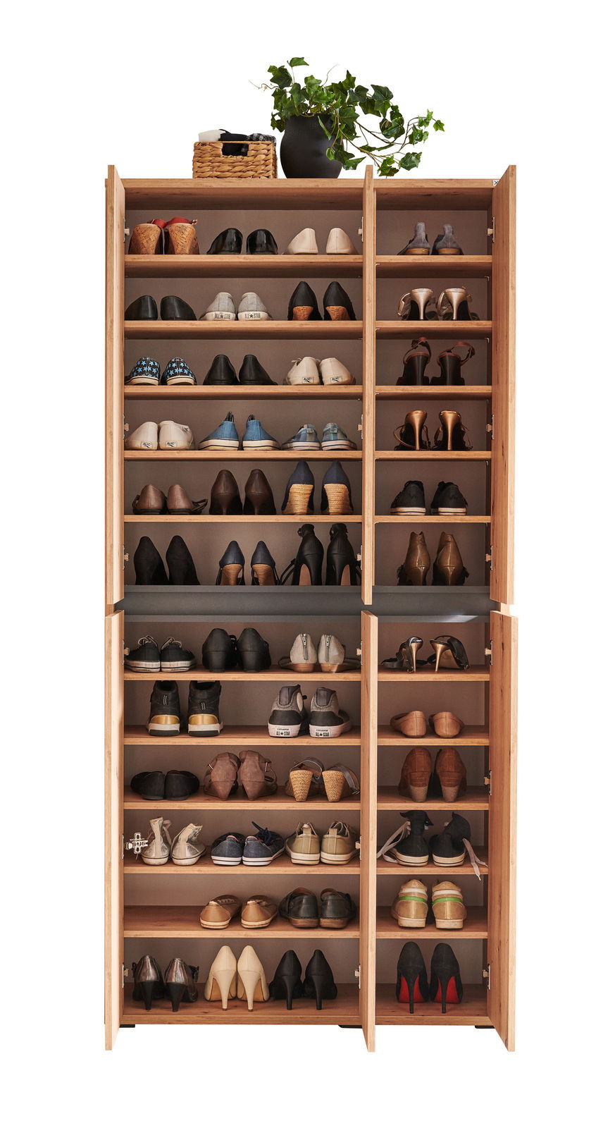 Vorderansicht eines XXL-Schuhschranks mit offenen Türen, gefüllt mit verschiedenen Schuhen und dekoriert mit einem Pflanzenarrangement oben.