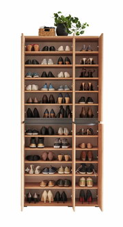 Vorderansicht eines XXL-Schuhschranks mit offenen Türen, gefüllt mit verschiedenen Schuhen und dekoriert mit einem Pflanzenarrangement oben.