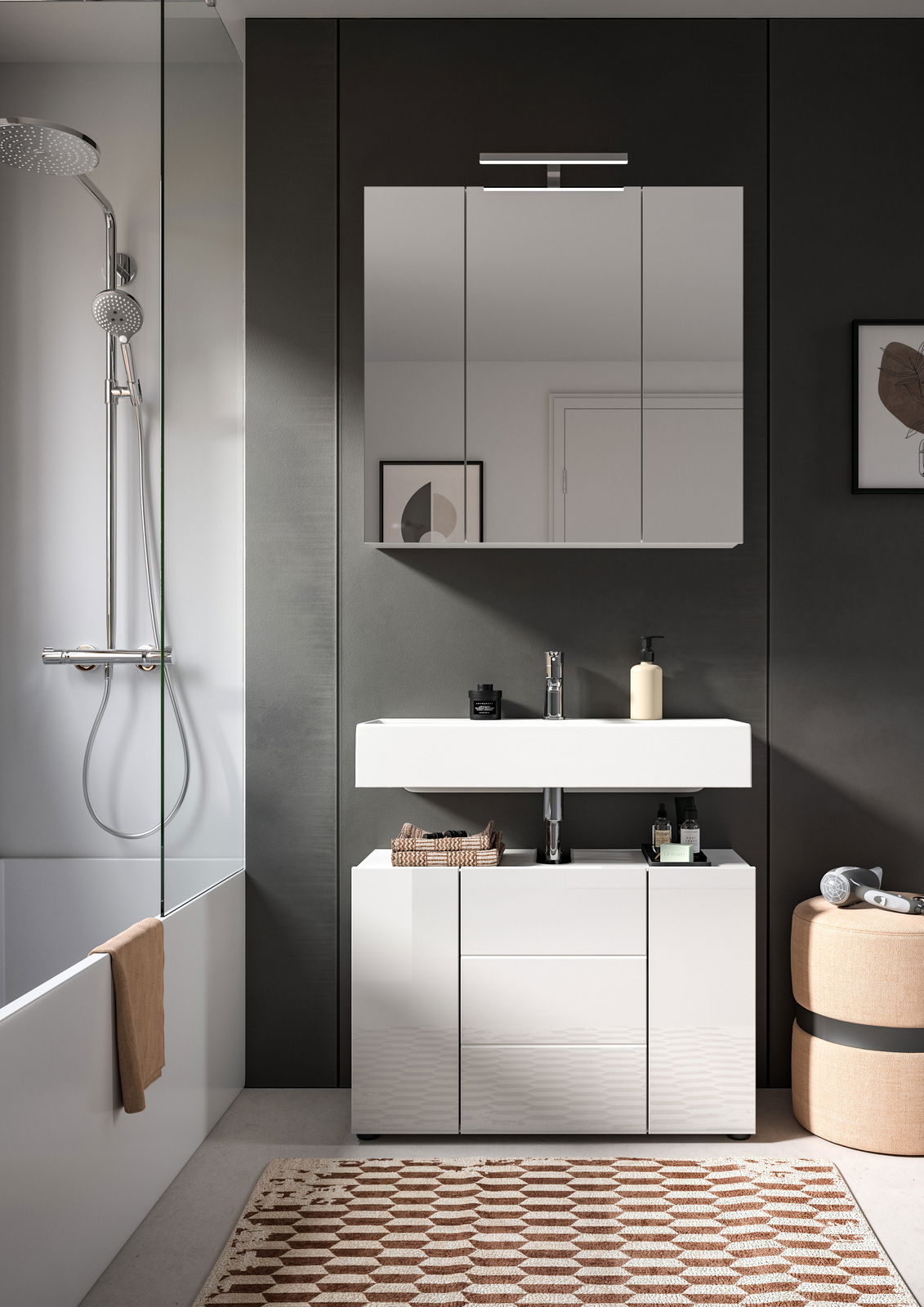 Moderne Badkombination mit Spiegel, Waschbecken und Unterschrank, frontal fotografiert. Links eine Dusche mit Glaswand, rechts ein Hocker.