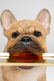 Nahaufnahme einer Deko-Figur in Form eines Bulldoggenkopfes, der ein Tablett im Maul hält. Die Perspektive ist frontal auf den Kopf gerichtet.
