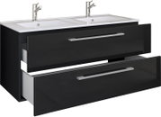 Schwarzer Bad-Waschtisch-Unterschrank mit Doppelwaschbecken und zwei Auszügen, einer geöffnet, mit zwei Chrom-Armaturen; Ansicht schräg von vorne