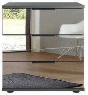 Moderne Nachtkommode mit drei Schubladen, spiegelnder Front und seitlicher Perspektive.