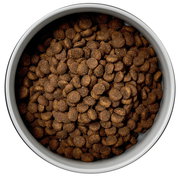 Vogelperspektive auf einen mit braunem Trockenfutter gefüllten Napf.