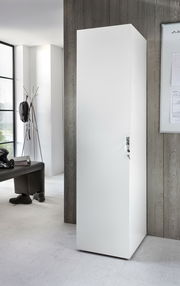 Weißer, abschließbarer Kleiderschrank in einem modernen Raum, seitliche Perspektive.