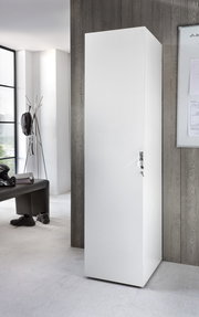 Weißer, abschließbarer Kleiderschrank in einem modernen Raum, seitliche Perspektive.