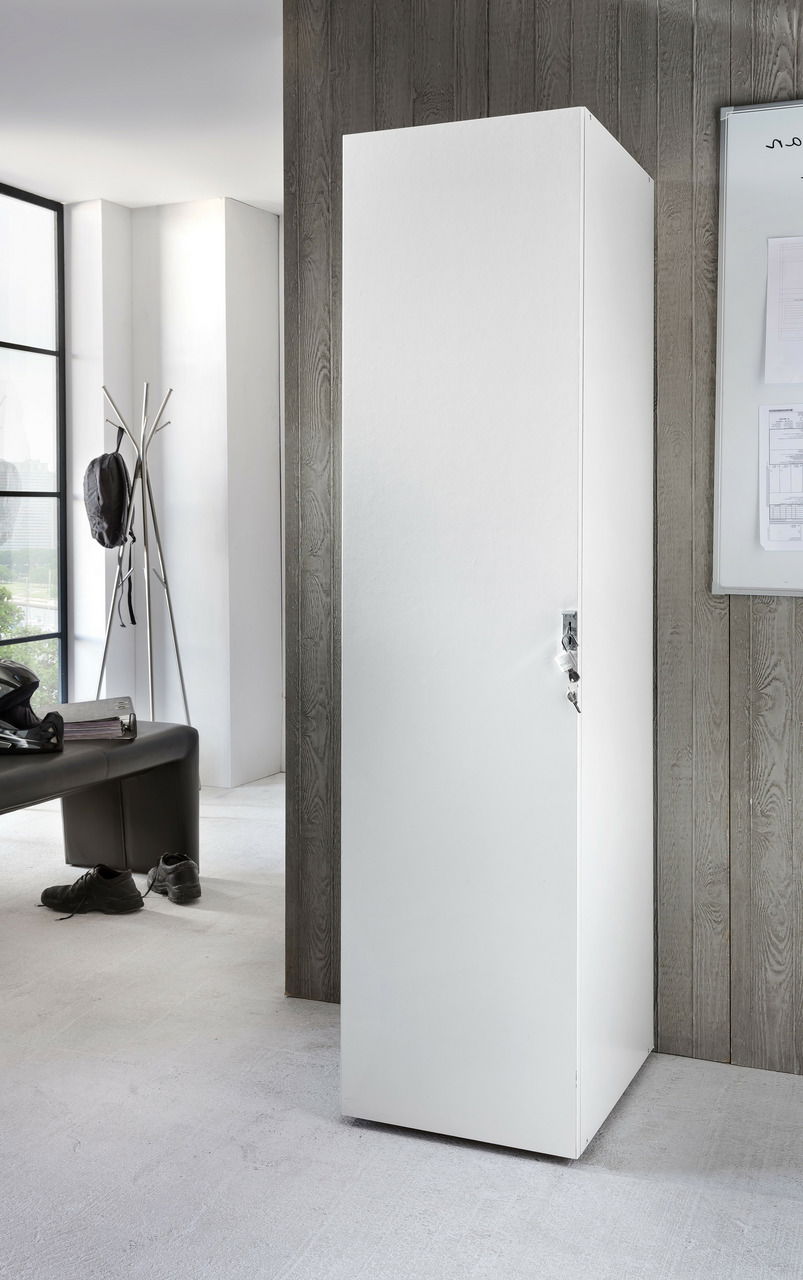 Weißer, abschließbarer Kleiderschrank in einem modernen Raum, seitliche Perspektive.