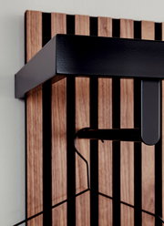 Nahaufnahme eines modernen Garderobenpaneels mit Holz- und Metallelementen, seitliche Perspektive.