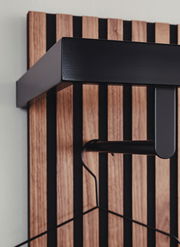 Nahaufnahme eines modernen Garderobenpaneels mit Holz- und Metallelementen, seitliche Perspektive.