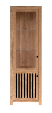 Houten vitrinekast met glazen deuren, van voren gefotografeerd