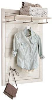 Garderobenpaneel aus der Serie Camron/Benton mit einer hellen Holzoptik, einem Regalbrett oben, einem Haken für Kleidung und einem Haken für Taschen. Perspektive: Frontalansicht.