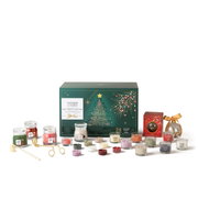 Yankee Candle Weihnachtskollektion mit grünem Baum-Adventskalender, Duftkerzen in verschiedenen Größen und Farben sowie goldenem Kerzenzubehör, frontal aus leicht erhöhter Perspektive auf weißem Hintergrund präsentiert