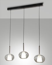 Moderne Pendelleuchte mit drei hängenden Glaskugeln, seitliche Perspektive