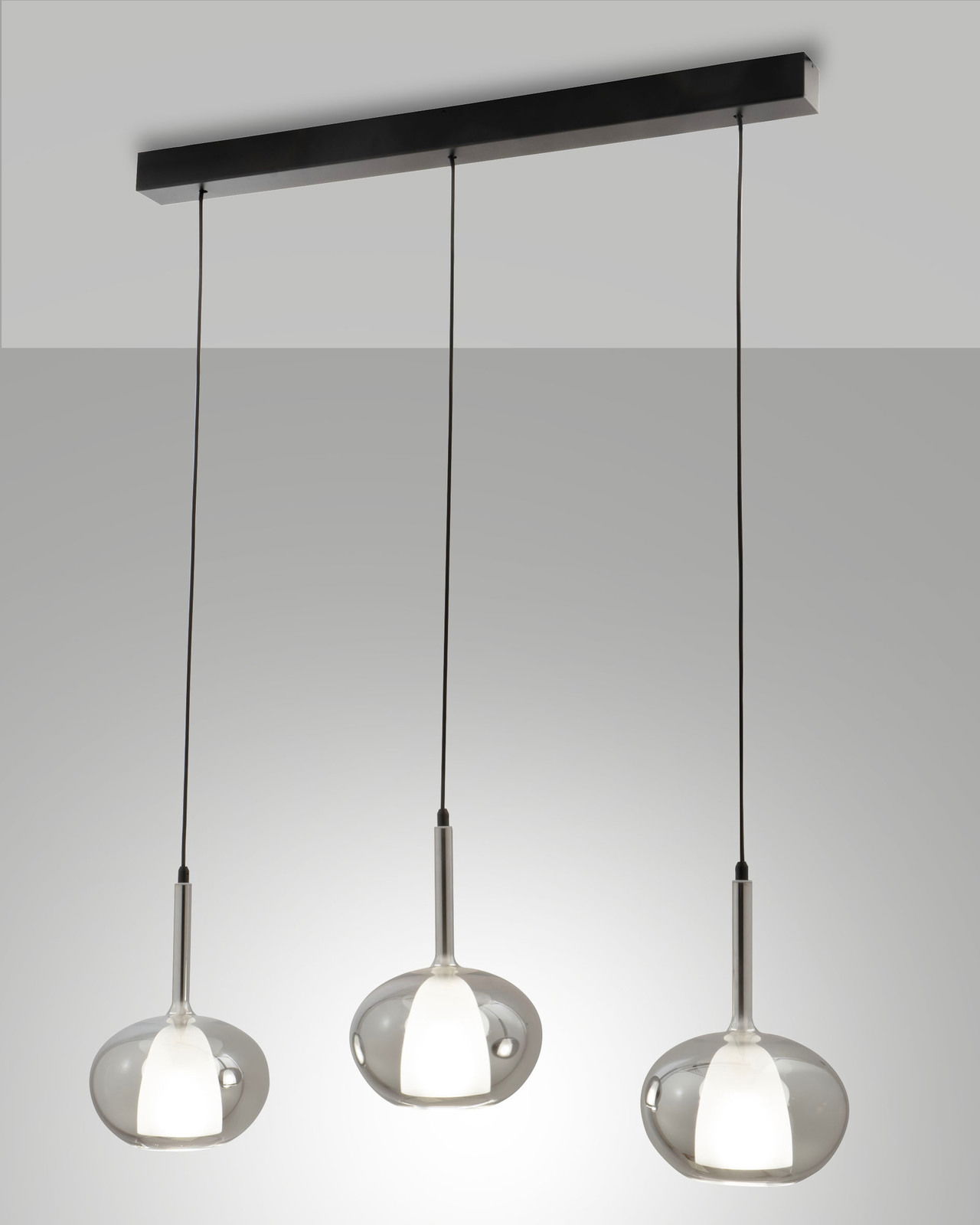 Moderne Pendelleuchte mit drei hängenden Glaskugeln, seitliche Perspektive