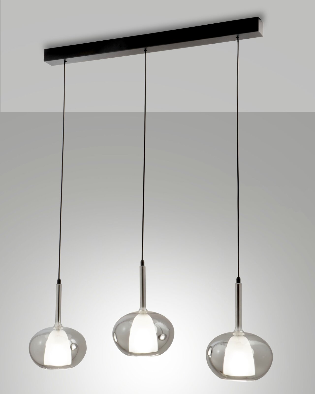 Fabas Luce Hanglamp EDOLO Moderne hanglamp met drie hangende glazen bollen, zijaanzicht