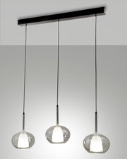 Moderne hanglamp met drie hangende glazen bollen, zijaanzicht
