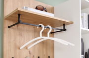Kompaktgarderobe mit Holzregal und schwarzen Metallhaken, seitliche Perspektive