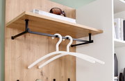 Kompaktgarderobe mit Holzregal und schwarzen Metallhaken, seitliche Perspektive