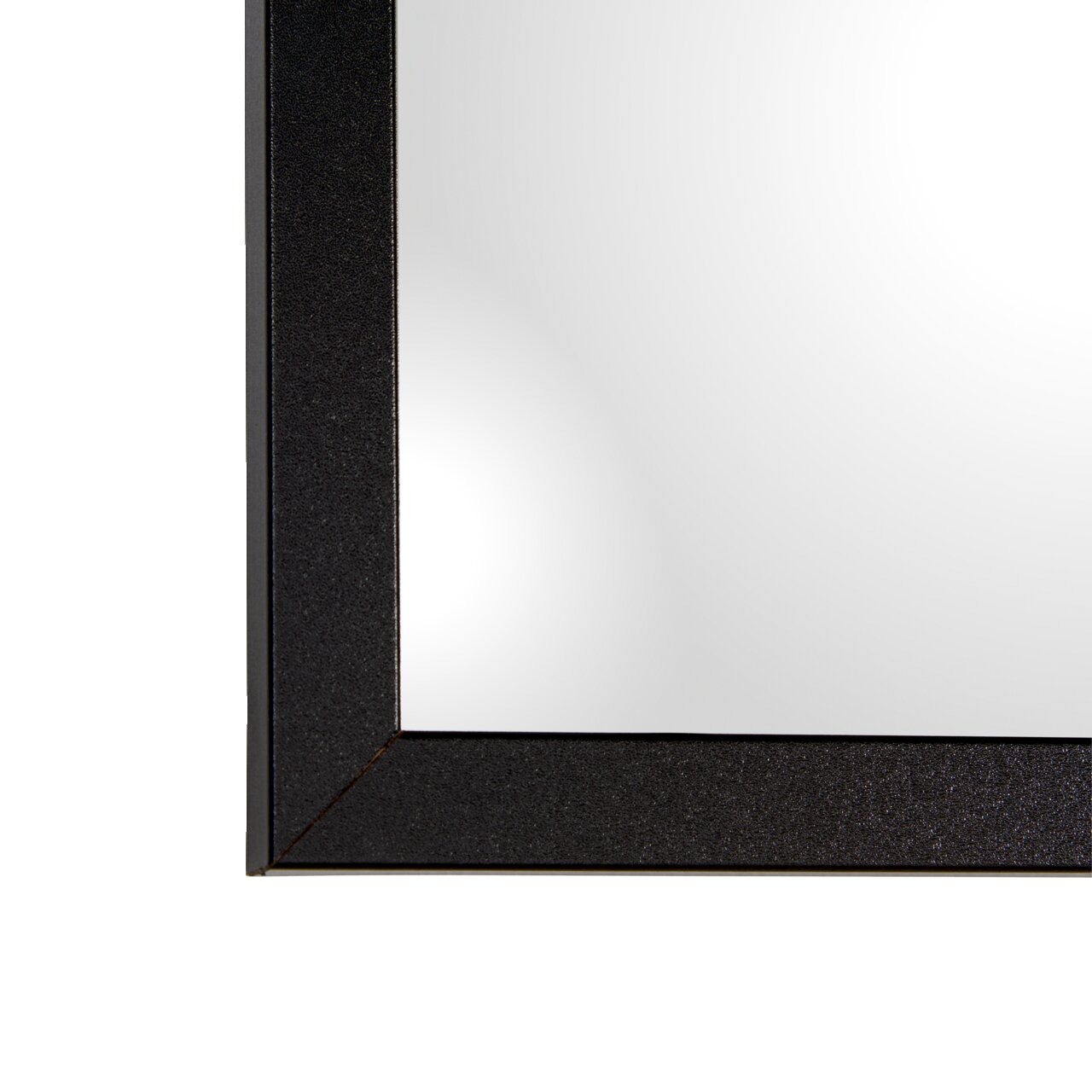 Nahaufnahme eines rechteckigen Spiegels mit schwarzem Rahmen, perspektivisch von der Seite aufgenommen.