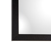 Nahaufnahme eines rechteckigen Spiegels mit schwarzem Rahmen, perspektivisch von der Seite aufgenommen.