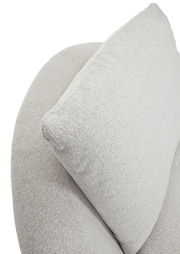 Nahaufnahme eines hellen Drehsessels mit weicher, texturierter Oberfläche, von oben betrachtet.