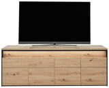 Frontansicht eines TV-Lowboards aus Holz mit natürlicher Maserung, darauf steht ein Flachbildfernseher.