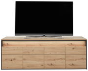 Frontansicht eines TV-Lowboards aus Holz mit natürlicher Maserung, darauf steht ein Flachbildfernseher.