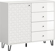 Weiße Kommode mit 3D-geometrischer Tür links, vier Schubladen rechts und schwarzen Füßen, schräg von vorne (Frontansicht leicht von links)