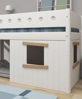Kinderbett mit Hausfront-Design, Fensterrahmen aus Holz, seitliche Perspektive