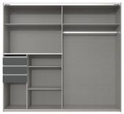 Innenansicht eines grauen Schwebetürenschranks mit mehreren Regalböden, Schubladen und einer Kleiderstange, frontal betrachtet.