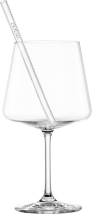 Transparentes Stielglas mit großem Kelch und schräg eingestecktem Glasstrohhalm mit Aufdruck „ZWIESEL“, freigestellt vor weißem Hintergrund, Frontansicht leicht von der Seite.