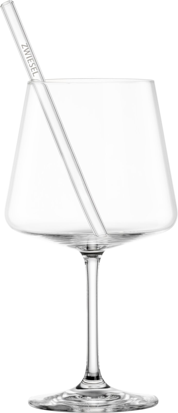 Transparentes Stielglas mit großem Kelch und schräg eingestecktem Glasstrohhalm mit Aufdruck „ZWIESEL“, freigestellt vor weißem Hintergrund, Frontansicht leicht von der Seite.