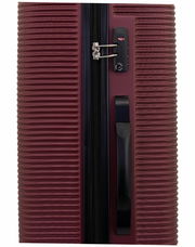 Nahaufnahme eines burgunderfarbenen Trolleys mit strukturiertem Design, seitlichem Griff und integriertem Zahlenschloss.