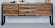 Sideboard aus Holz mit drei Schubladen und zwei Türen, frontal fotografiert