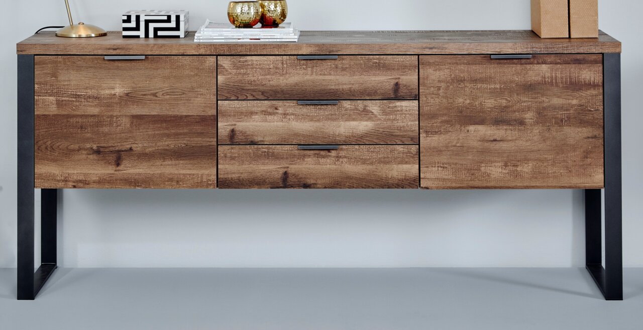 Houten dressoir met drie lades en twee deuren, gefotografeerd vanaf de voorkant