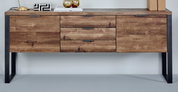 Houten dressoir met drie lades en twee deuren, gefotografeerd vanaf de voorkant