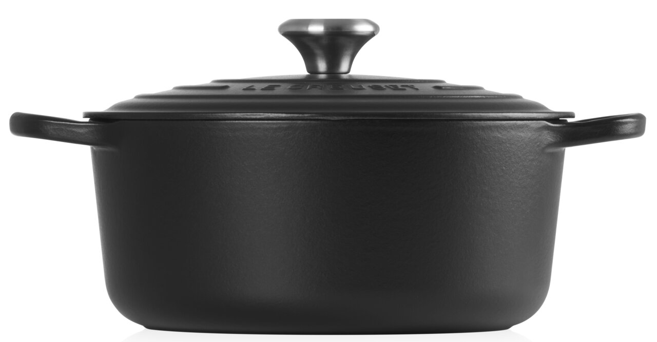 Schwarzer runder Bräter mit Deckel und Griffen, seitliche Perspektive