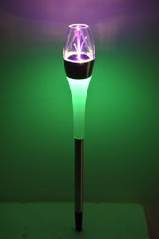 LED-Gartenleuchte auf Metallstab mit transparenter Kappe und grün-violettem Leuchteffekt, freigestellt vor grünem Hintergrund, frontal aufgenommen